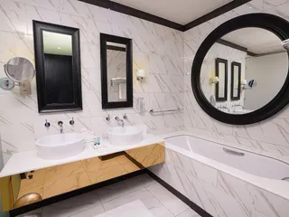 Новая резиденция Millennium Atria с отелем и торговым центром рядом с каналом и Даунтаун Дубай, Business Bay, Дубай, ОАЭ