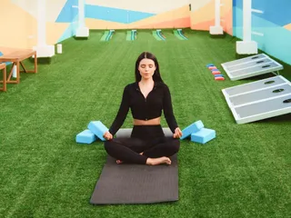 Комплекс сервисных апартаментов Izzzi Life с бассейном и коворкингом, JVC, Дубай, ОАЭ