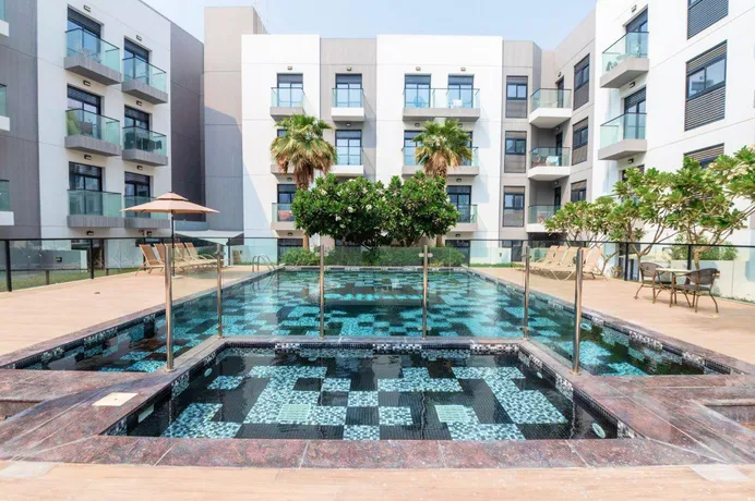 Комплекс сервисных апартаментов Izzzi Life с бассейном и коворкингом, JVC, Дубай, ОАЭ